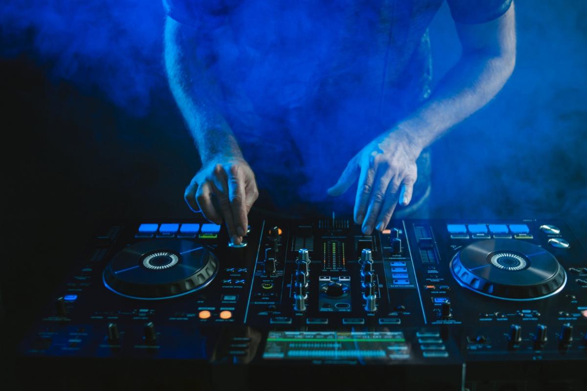 5 Things That Can Happen When You Hire An Amateur DJ For Your Wedding